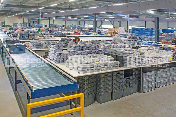 Băng tải con lăn chuyền tải hàng hóa trong nhà máy