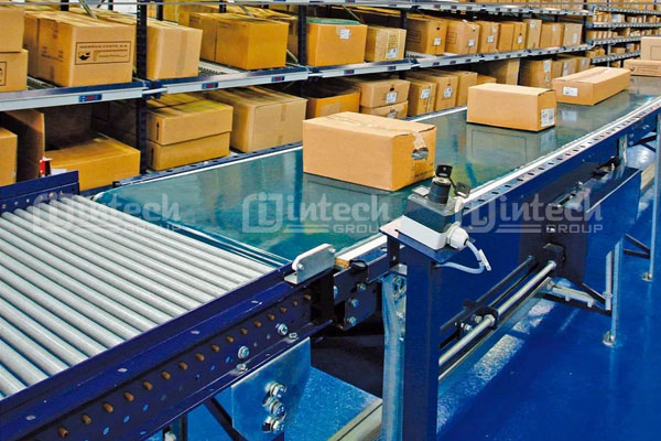 Băng tải con lăn thùng carton ứng dụng trong nhà kho