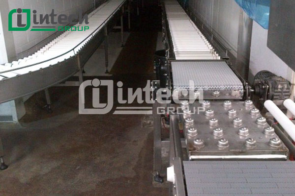 Băng tải con lăn sử dụng bi cầu chuyển hướng 90 độ