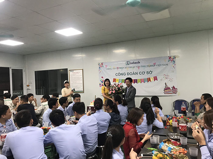 Đại diện chị em phụ nữ nhận bó hoa tươi thắm từ tổng giám đốc