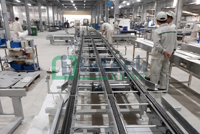 Hệ thống băng tải xích kết hợp pallet