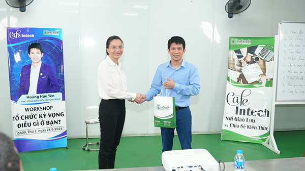 Workshop tháng 6 Intech - Tặng quà diễn giả