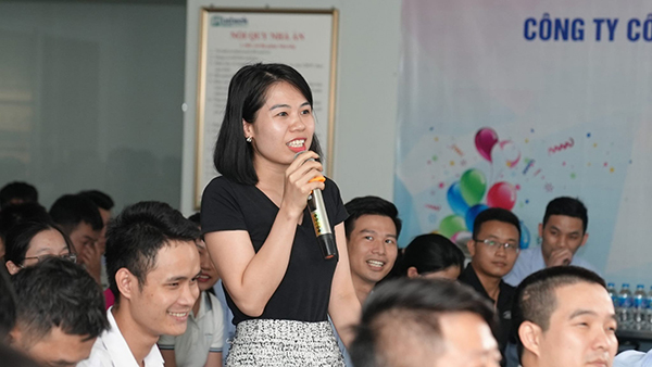 Cán bộ nhân viên trả lời các câu hỏi Q&A