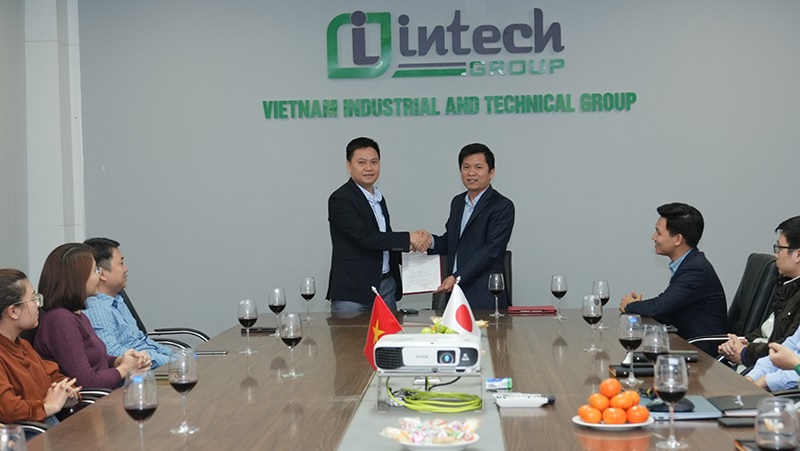 Trân trọng trao quyết định và chúc mừng Phó Tổng giám đốc thường trực Intech Group Nguyễn Văn Phong