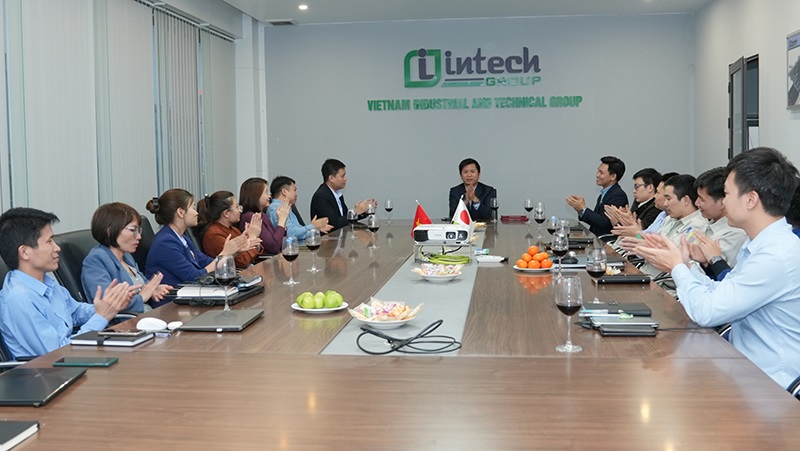 Tân PTGĐ thường trực Intech Group nhận được những lời chúc mừng của Ban lãnh đạo Intech Group