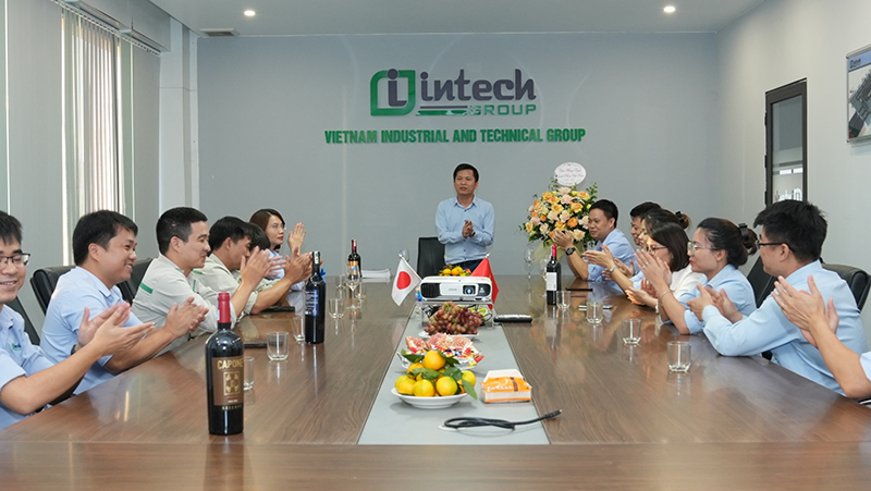 Chủ tịch chủ trì bữa tiệc phát biểu