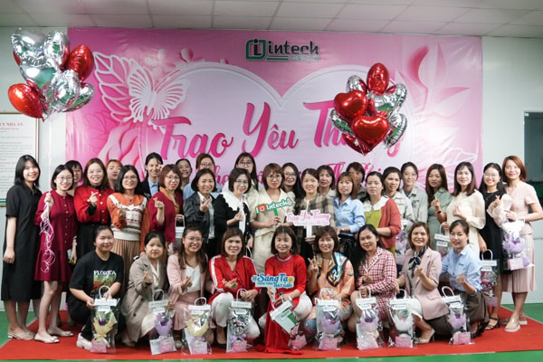Tập thể chị em chụp ảnh lưu niệm ngày 8/3