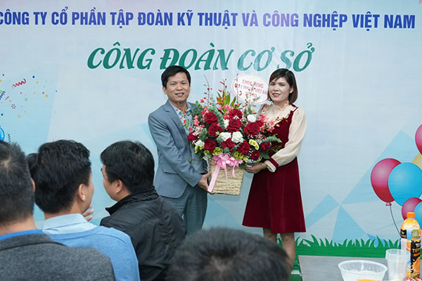 Tổng Giám đốc - Hoàng Hữu Thắng tặng hoa chúc mừng chị em phụ nữ