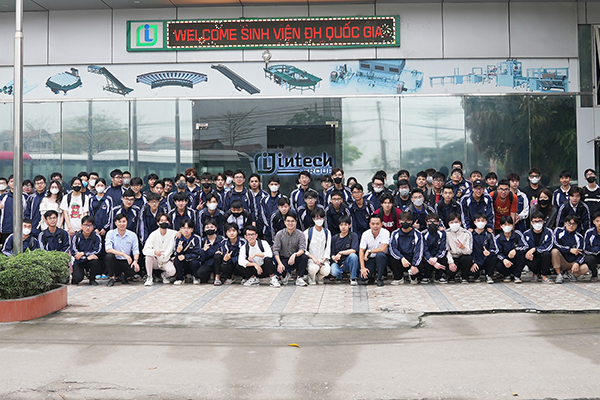 Đoàn sinh viên tham quan check in tại Nhà Máy Intech
