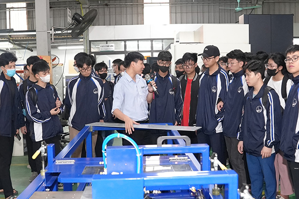 Sinh viên tham quan nhà máy Intech