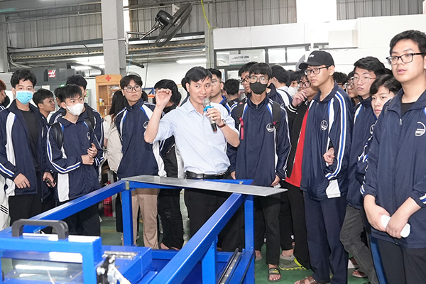 Sinh viên tham quan nhà máy Intech 01