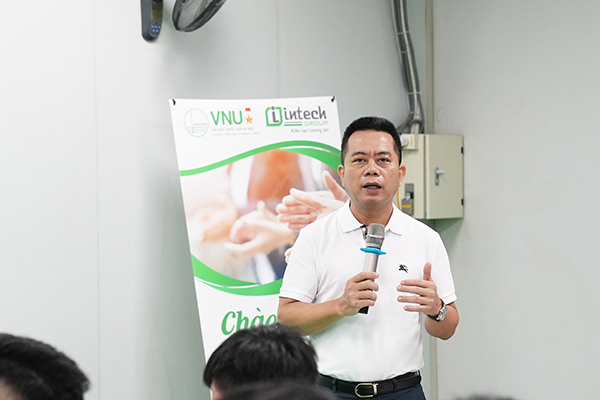 Đại diện giáo viên trường Đại học Quốc Gia Hà Nội phát biểu 