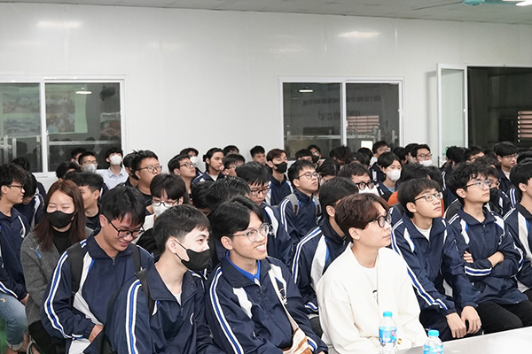 Giao lưu đoàn thăm quan và đại diện tập đoàn Intech