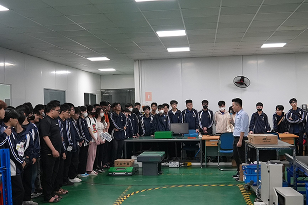 Sinh viên được giới thiệu sản phẩm công nghệ cao phát triển từ Intech Group 01