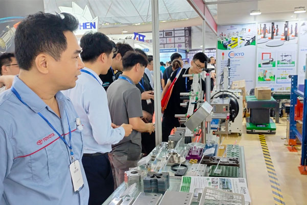 Gian hàng Intech sôi động ngay từ đầu giờ sáng ngày đầu tiên triển lãm VIMF 2023